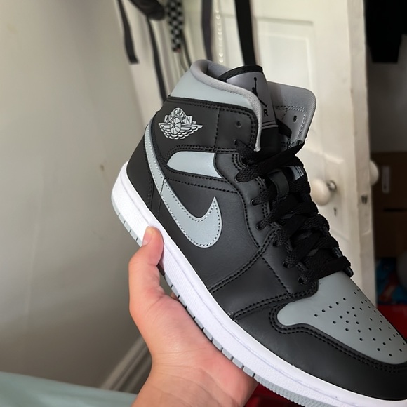 Women size 7.5 Jordan 1 MID - Picture 5 of 6